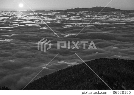 Kaga Hakusan and the setting sun over the sea of clouds Kaga Hakusan and the setting sun over the sea of clouds 86928190