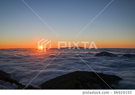 Kaga Hakusan and the setting sun over the sea of clouds Kaga Hakusan and the setting sun over the sea of clouds 86928193