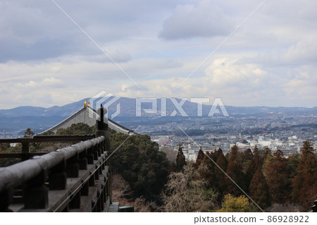 從二月堂展望台眺望奈良公園的森林、城市景觀、山脈、雲彩和藍天 從二月堂展望台眺望奈良公園的森林、城市景觀、山脈、雲彩和藍天 86928922