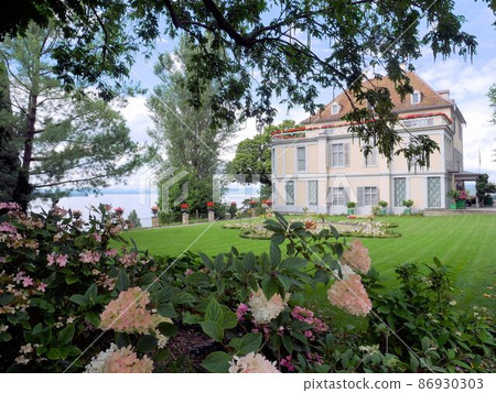 Garden of Allenenberg Castle (Napoleon Museum) (Thurgau, Switzerland) Garden of Allenenberg Castle (Napoleon Museum) (Thurgau, Switzerland) 86930303