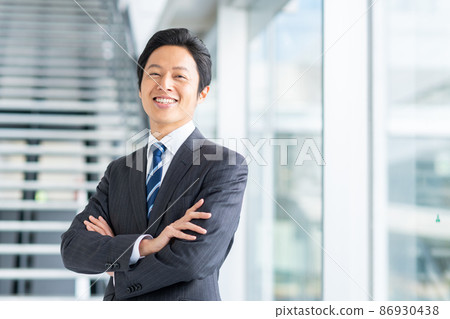 辦公室裡的中年商人 86930438
