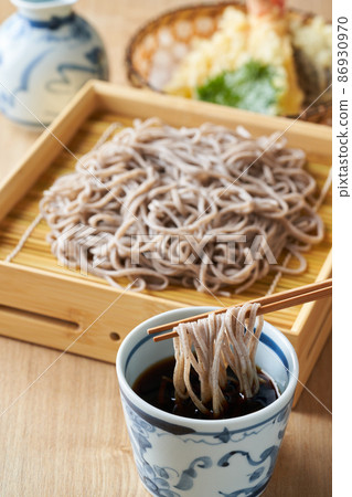Soak the noodles in soba soup Soak the noodles in soba soup 86930970