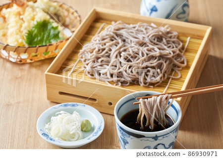 將麵條浸泡在蕎麥湯中 將麵條浸泡在蕎麥湯中 86930971