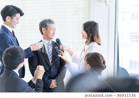 接受大眾媒體採訪的男性 86931536