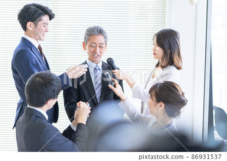接受大眾媒體採訪的男性 86931537