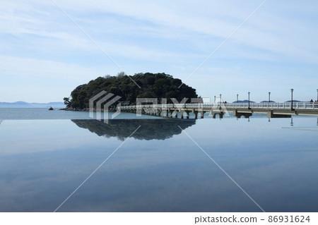 Reflection effect of Gamani salt lake (Takeshima, Gamagori City, Aichi Prefecture) 86931624
