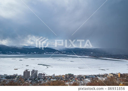 Lake Suwa that seems to be covered with snow clouds [taken from Tateishi Park] 86931856