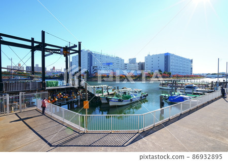 Katsushima canal that seems to be autumn in the shade Katsushima canal that seems to be autumn in the shade 86932895