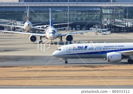 Passenger plane heading to the runway Haneda Airport special painting machine Passenger plane heading to the runway Haneda Airport special painting machine 86933312