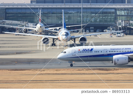 前往跑道的客機羽田機場專用噴漆機 86933313