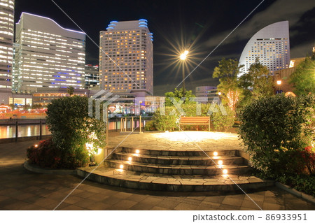 A small bench where you can see the night view 86933951