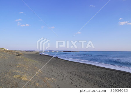 Chigasaki Nishihama coast, winter scenery of the blue sky Chigasaki Nishihama coast, winter scenery of the blue sky 86934083