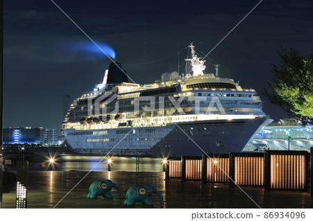 Statue object and luxury liner Statue object and luxury liner 86934096