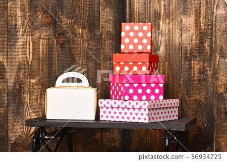 paper present box with ladies handbag 86934725