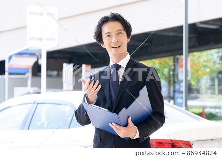 一個男人在車裡,穿著西裝 一個男人在車裡,穿著西裝 86934824