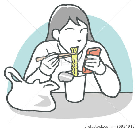 一個女人一邊摸手機一邊吃杯子拉麵 一個女人一邊摸手機一邊吃杯子拉麵 86934913