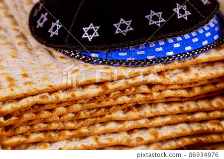 Matzah on passover with traditional religious jewish holiday Matzah on passover with traditional religious jewish holiday 86934976