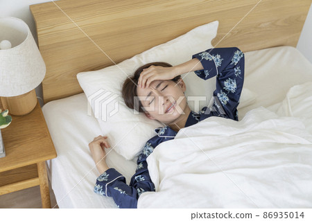 Middle-aged woman sleeping with a painful expression Middle-aged woman sleeping with a painful expression 86935014