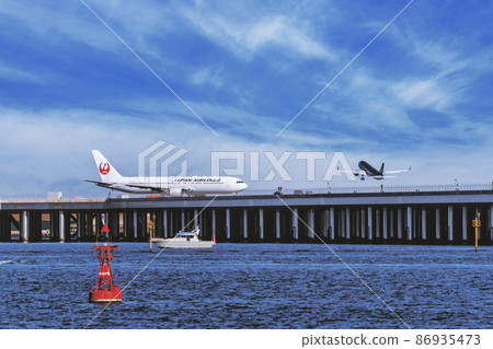 [JAL aircraft taxiing runway Ⅾ from Ukishimacho Park] 86935473