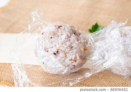 小米飯糰擠在保鮮膜裡 小米飯糰擠在保鮮膜裡 86936481