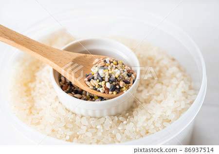 Millet porridge and white rice Millet porridge and white rice 86937514