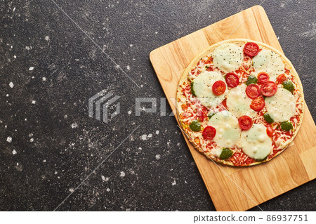 Fast food baked frozen pizza with cheese, tomatoes and pesto. Ready to eat. Fast food baked frozen pizza with cheese, tomatoes and pesto. Ready to eat. 86937751