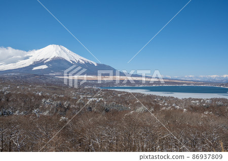山中湖全景看台和富士山雪景 86937809