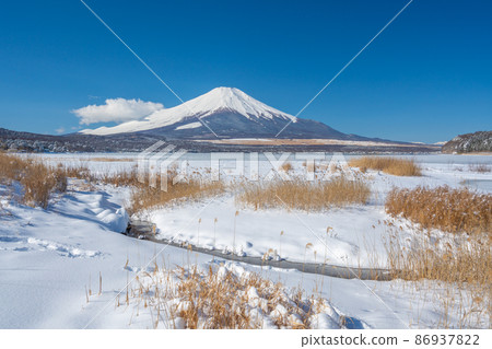 Mt. Fuji and Lake Yamanaka snow scene Mt. Fuji and Lake Yamanaka snow scene 86937822