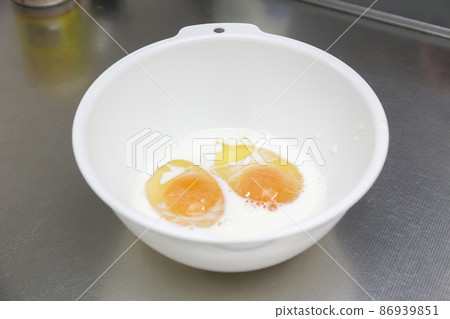 Cooking scene to make hot cakes 86939851