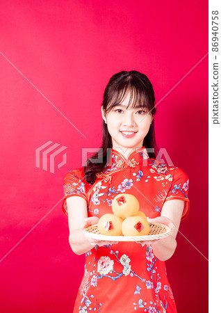 旗袍傳統旗旗袍婦女紅色背景由 Maeki Ichiban Pear 撰寫,頂部粘貼由邀請寶費春慶祝新年撰寫。 旗袍傳統旗旗袍婦女紅色背景由 Maeki Ichiban Pear 撰寫,頂部粘貼由邀請寶費春慶祝新年撰寫。 86940758