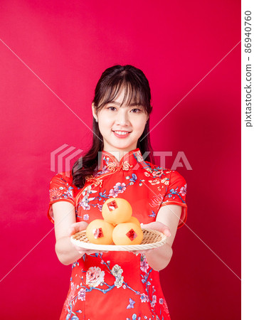 旗袍傳統旗旗袍婦女紅色背景由 Maeki Ichiban Pear 撰寫,頂部粘貼由邀請寶費春慶祝新年撰寫。 旗袍傳統旗旗袍婦女紅色背景由 Maeki Ichiban Pear 撰寫,頂部粘貼由邀請寶費春慶祝新年撰寫。 86940760