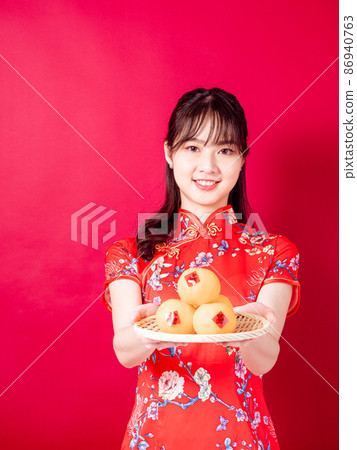 旗袍傳統旗旗袍婦女紅色背景由 Maeki Ichiban Pear 撰寫,頂部粘貼由邀請寶費春慶祝新年撰寫。 旗袍傳統旗旗袍婦女紅色背景由 Maeki Ichiban Pear 撰寫,頂部粘貼由邀請寶費春慶祝新年撰寫。 86940763