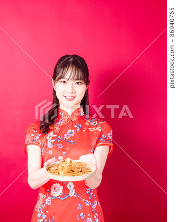 旗袍春節慶祝中國新年，紅色背景下的第一版展覽。 86940765