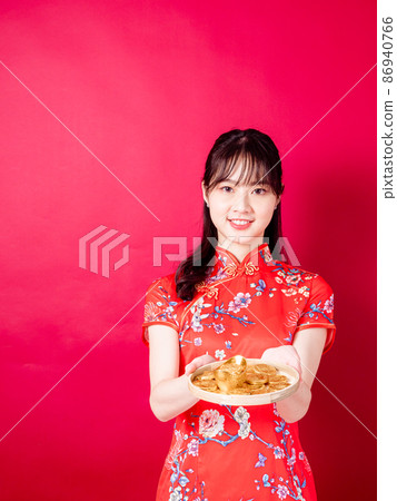 Cheongsam Chinese New Year's celebration of the Chinese New Year, the first edition of the exhibition under the red background. 86940766