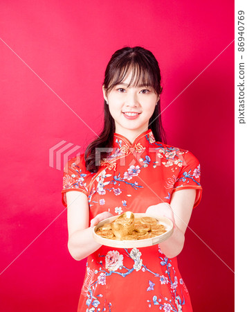 Cheongsam Chinese New Year's celebration of the Chinese New Year, the first edition of the exhibition under the red background. 86940769