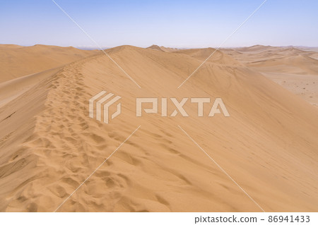 View of the Namib desert from Dune 7 near Swakopmund in Namibia. 86941433