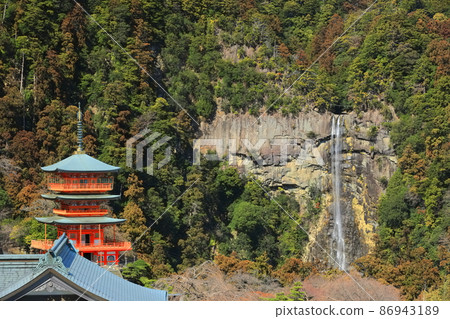 [Wakayama Prefecture] Aogishi Watariji Triple Pagoda and Nachi Falls under clear skies (Kumano Nachi Taisha Shrine) 86943189