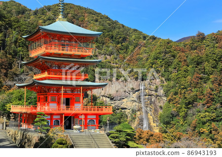 [Wakayama Prefecture] Aogishi Watariji Triple Pagoda and Nachi Falls under clear skies (Kumano Nachi Taisha Shrine) 86943193