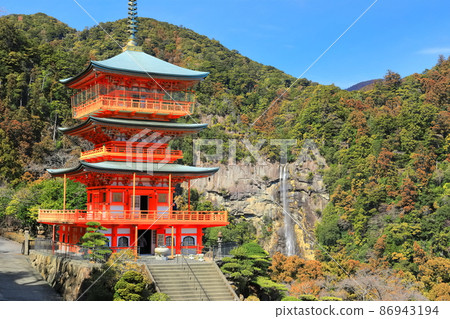 [Wakayama Prefecture] Aogishi Watariji Triple Pagoda and Nachi Falls under clear skies (Kumano Nachi Taisha Shrine) 86943194