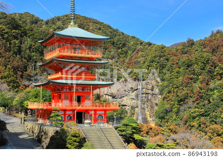 [Wakayama Prefecture] Aogishi Watariji Triple Pagoda and Nachi Falls under clear skies (Kumano Nachi Taisha Shrine) 86943198