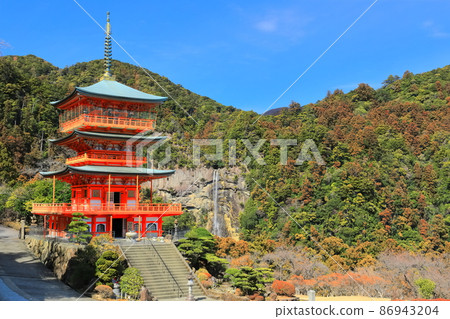 [Wakayama Prefecture] Aogishi Watariji Triple Pagoda and Nachi Falls under clear skies (Kumano Nachi Taisha Shrine) 86943204