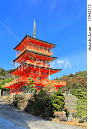 [Wakayama Prefecture] Aogishi Watari Temple Triple Pagoda under clear skies 86943206