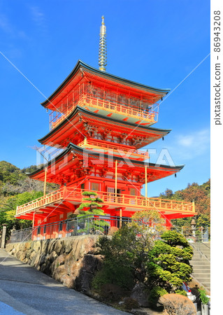 [Wakayama Prefecture] Aogishi Watari Temple Triple Pagoda under clear skies 86943208