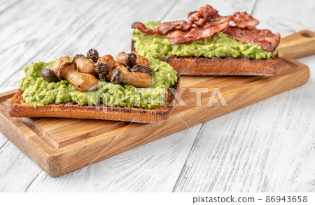 Guacamole toasts 86943658