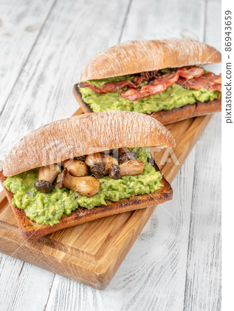 Guacamole toasts 86943659