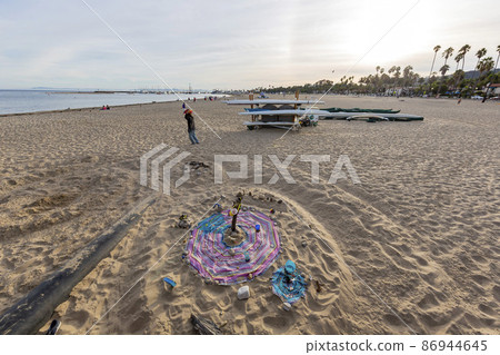 Close up shot of some tower attracting people to vote using coins 86944645