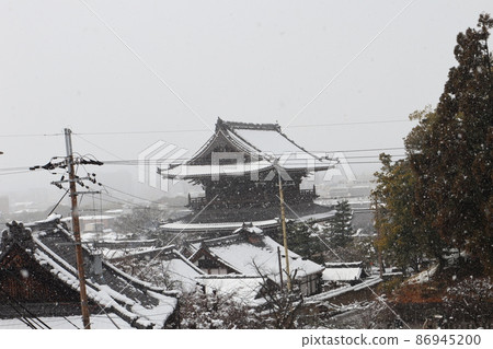 京都市冬季雪景的風景,您可以看到雪從冬季天空落下的山門 京都市冬季雪景的風景,您可以看到雪從冬季天空落下的山門 86945200