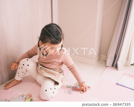 認真拼圖的孩子 86947395