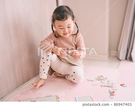 Children who are serious about puzzles Children who are serious about puzzles 86947403