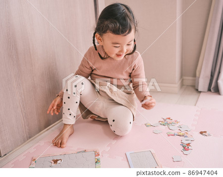 認真拼圖的孩子 認真拼圖的孩子 86947404
